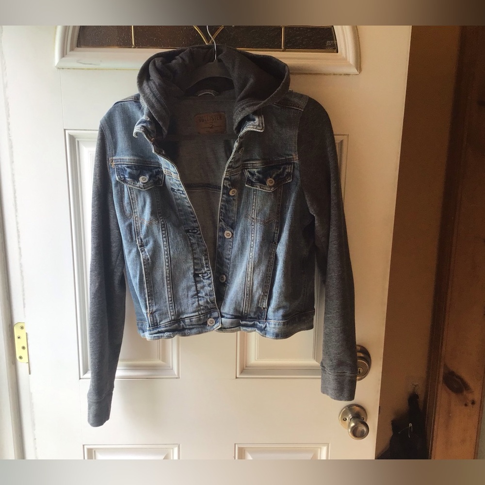 Hollister cropped jean jacket, size large